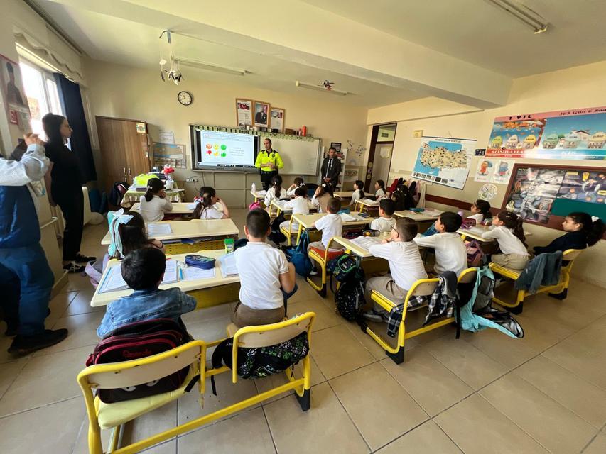 Öğrenciler trafik kurallarını polşis amcalarından  öğrendiler