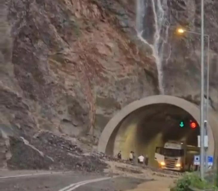Karayolu, sel ve heyelan nedeniyle ulaşıma kapandı