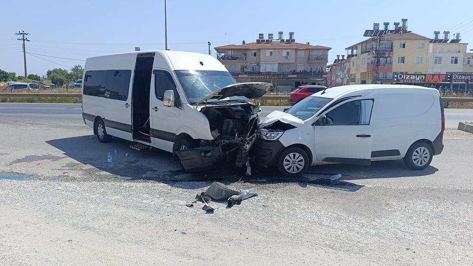 Tur aracı hafif ticari araçla kafa kafaya çarpıştı: 6 yaralı