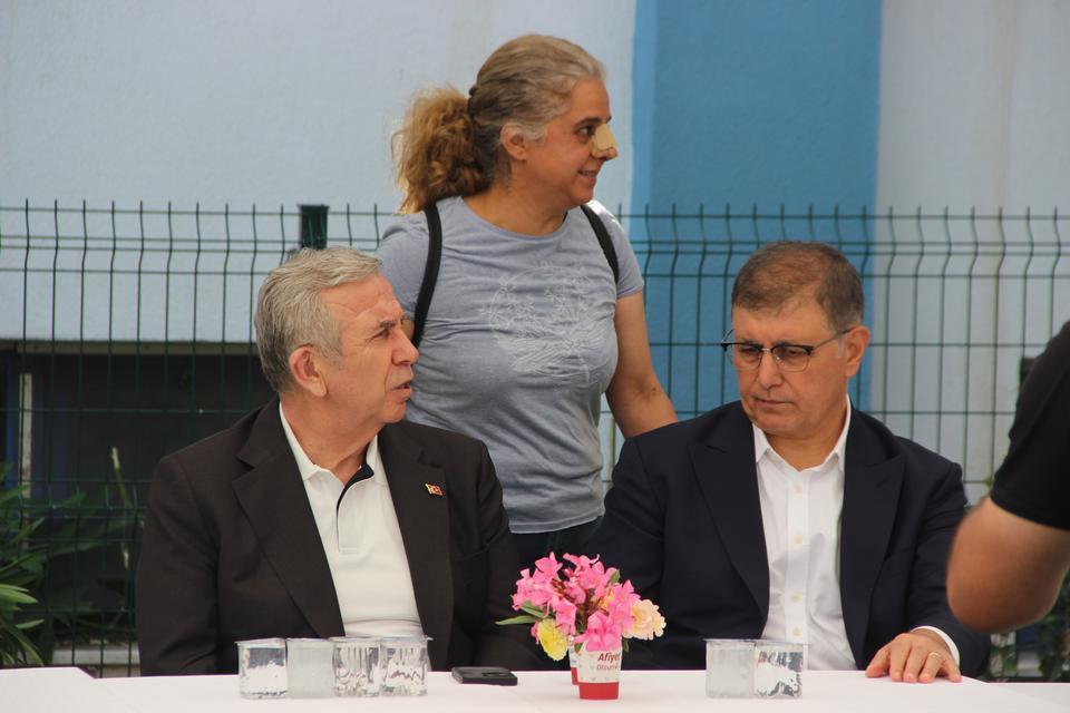 BAŞKAN ZEYREK'İN DURUMU CİDDİYETİNİ KORUYOR YOĞUN BAKIMDA 34 SAATİ GERİDE BIRAKAN MANİSA BÜYÜKŞEHİR BELEDİYE BAŞKANI FERDİ ZEYREK İÇİN TÜRKİYE'NİN ALANINDA UZMAN HEKİMLERİ SEFERBER OLDU FERDİ ZEYREK'İN AİLESİNE DESTEK VERMEK İÇİN ANKARA BÜYÜKŞEHİR BELEDİYE BAŞKANI MANSUR YAVAŞ DA MANİSA'YA GELEREK AİLEYLE GÖRÜŞTÜ