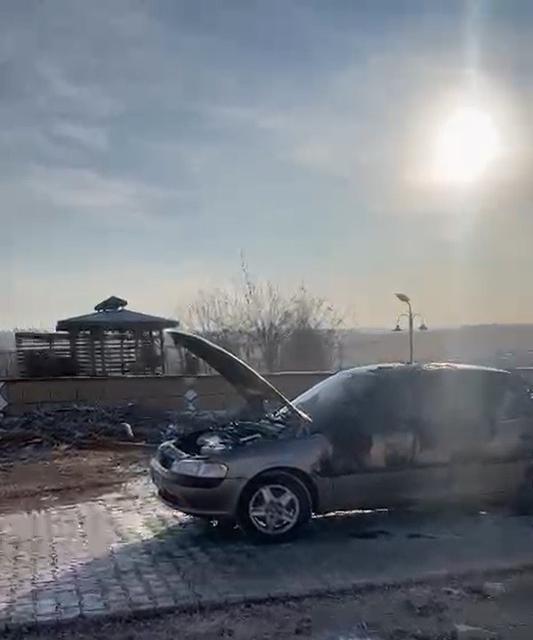 Park halindeki araç kundaklandı