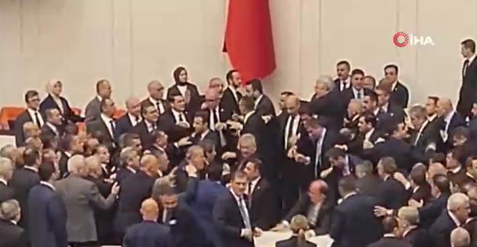 TBMM'de bakanların yemin töreninde gerginlik: CHP'liler kürsüyü işgal etti