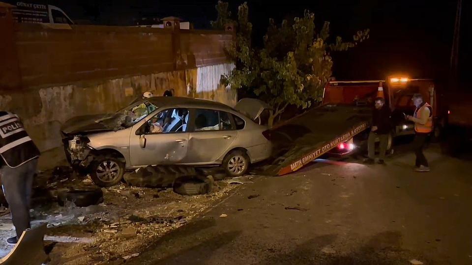 Takla atan otomobilin sürücüsü araçta sıkıştı