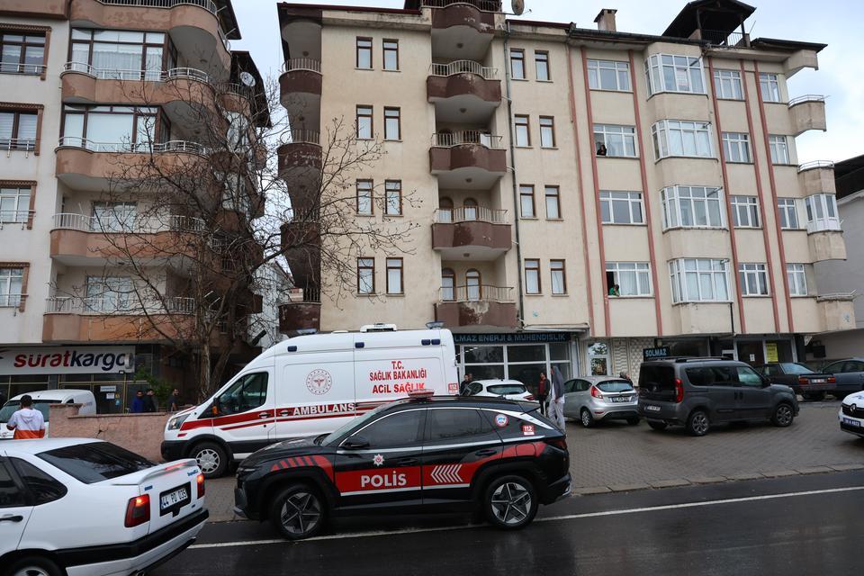 Balkondan düşen genç kadın hayatını kaybetti