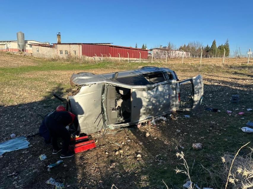 Otomobil tarlaya devrildi: 1’i bebek 5 yaralı