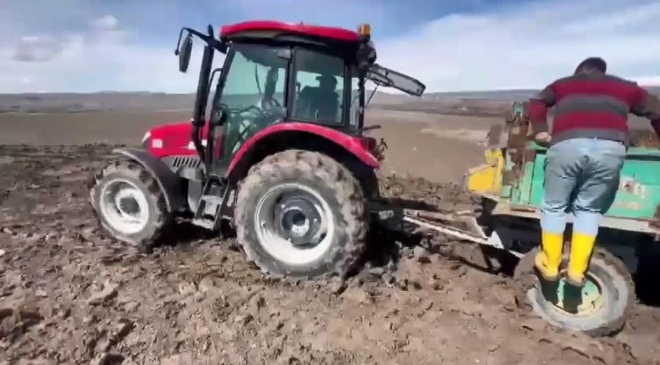 Çamura saplanan traktörler güçlükle kurtarıldı