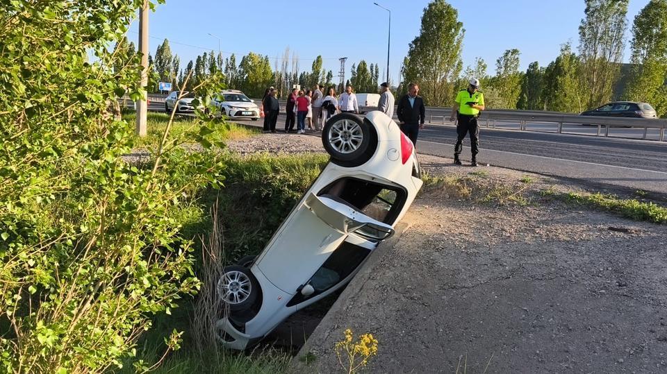 SİVAS'TA SU KANALINA YUVARLANAN OTOMOBİLDEKİ 3 KİŞİ YARALANDI
