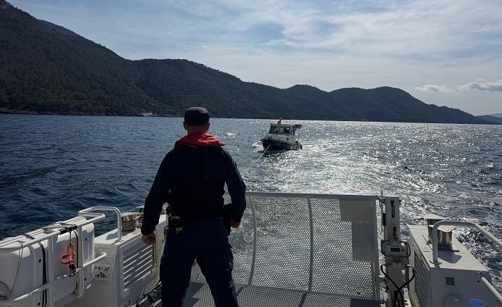 Kuşadası açıklarında sürüklenen özel tekne kurtarıldı