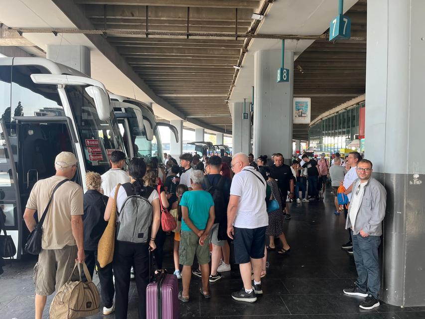 İzmir Otogarı'nda bayram dönüşü yoğunluğu