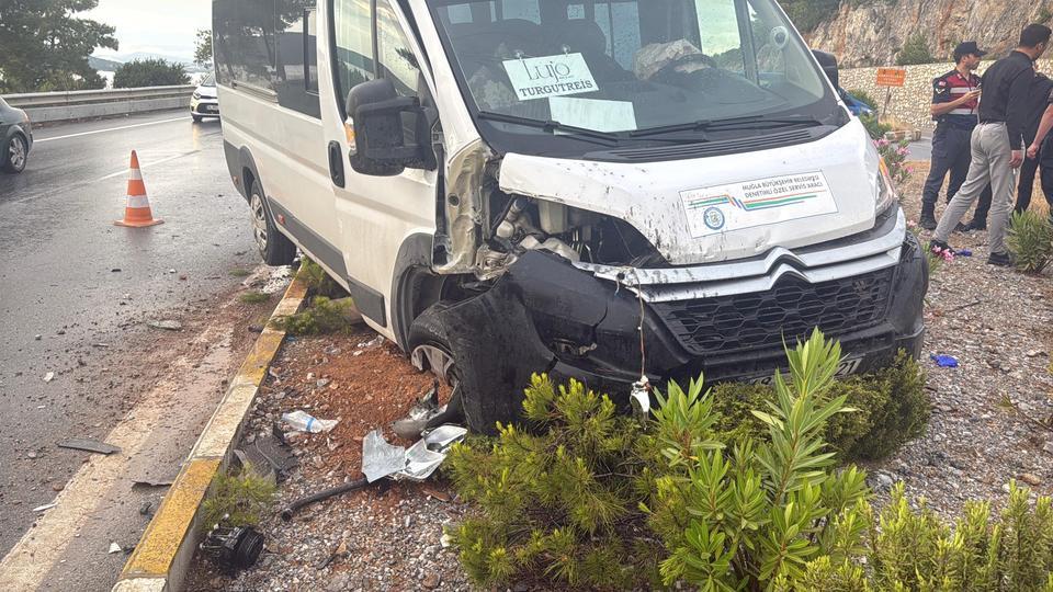 BODRUM'DA CAN PAZARI: MİNİBÜSLE OTOMOBİL ÇARPIŞTI, 15 KİŞİ YARALANDI