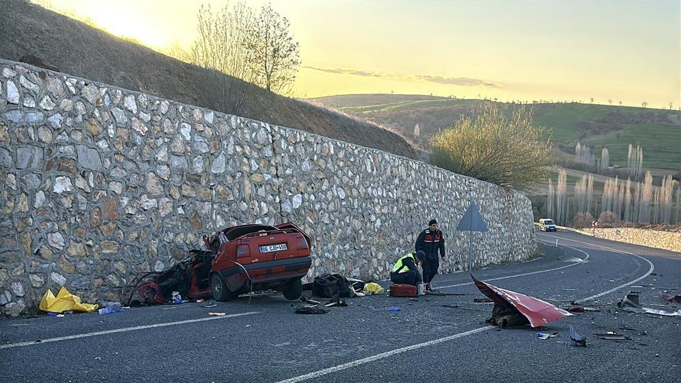 UŞAK'TA OTOMOBİL İLE KAMYONET ÇARPIŞTI: 2 ÖLÜ, 1 YARALI