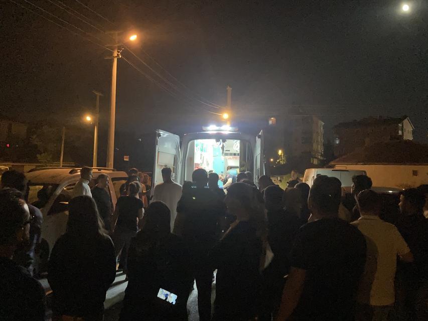 KAPI ÖNÜNDEKİ KAVGA CİNAYETLE SONUÇLANDI: TARTIŞTIĞI KADINI BIÇAKLAYARAK ÖLDÜRDÜ EVİNE GİDİP TARTIŞTIĞI KADINI BIÇAKLAYARAK ÖLDÜREN GENÇ KIZ VE ARKADAŞI GÖZALTINA ALINDI