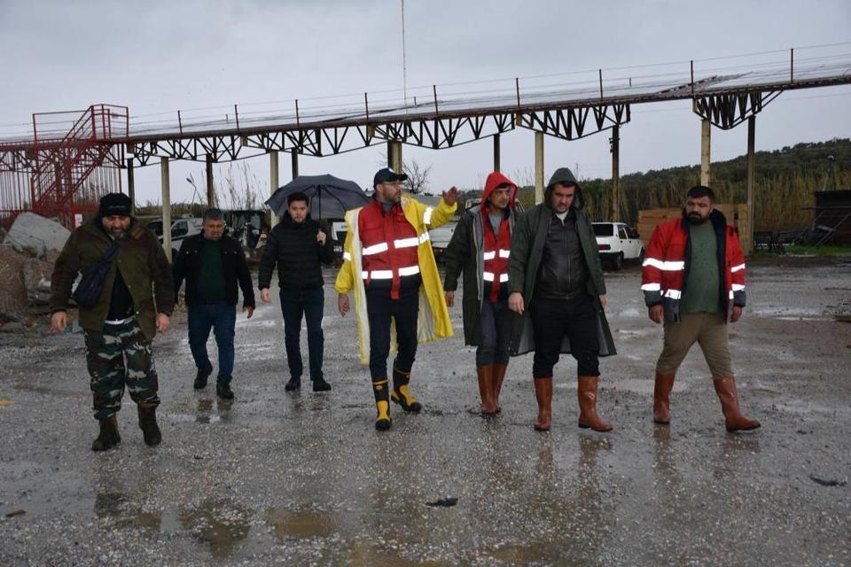 Germencik'te sağanak yağış sonrası başkan çizmeleri giyip sokağa çıktı