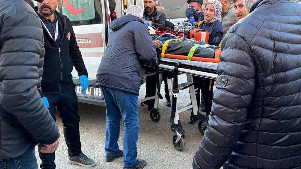 Devrilen traktörün altında kalan sürücü can verdi