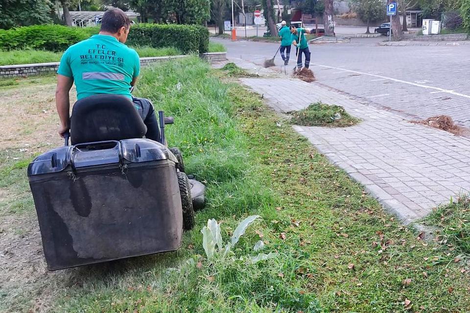 Efeler'de yaz temizliği devam ediyor