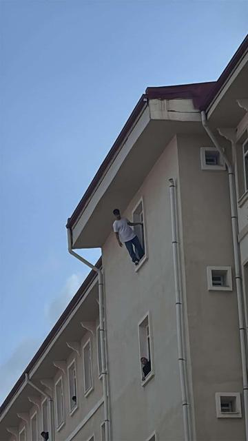 Yurdun penceresinden atlayan genç hayatını kaybetti