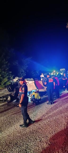 İki otomobil kafa kafaya çarpıştı: 6 kişi öldü