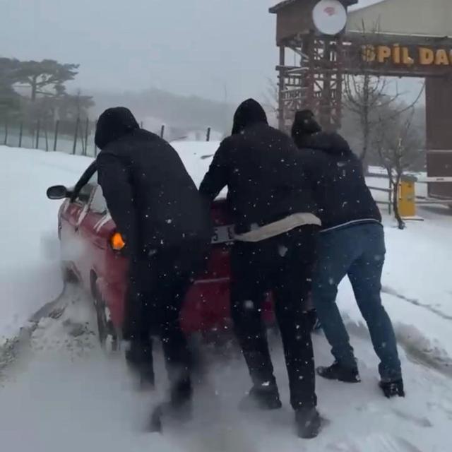 İzmir'in yüksek kesimlerine bayramda kar yağdı