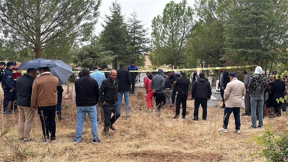 UŞAK'TA İKİ CENAZE KARIŞTI: YANLIŞ DEFİN SONRASI MEZAR AÇILDI