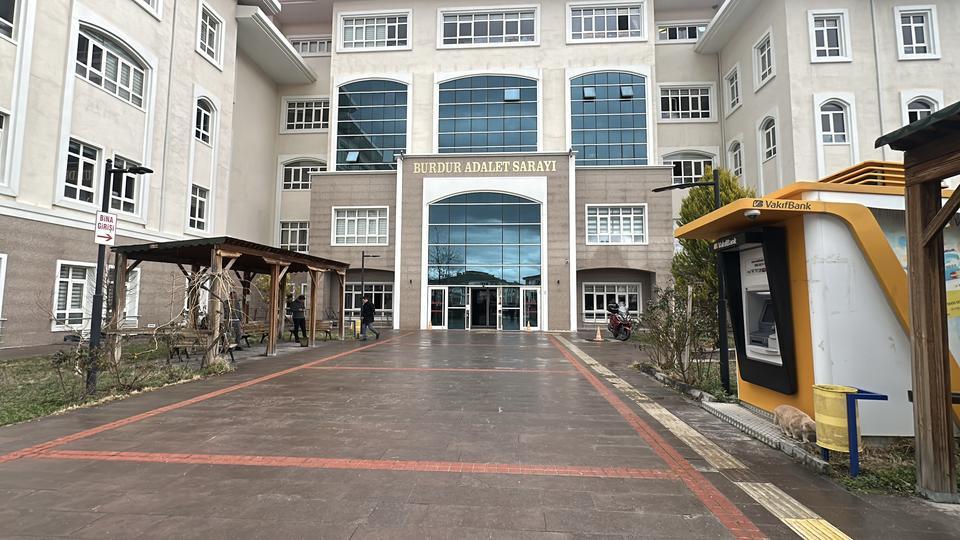 CİNAYETLE BİTEN KADINLARIN YASAK İLİŞKİ DAVASINDA BABAYI HÜZNE BOĞAN ADLİ KONTROL KARARI BURDUR'DA 35 YAŞINDAKİ KADIN, İDDİAYA GÖRE, EŞİNİN SEVGİLİSİNİN KIZ ARKADAŞI TARAFINDAN BIÇAKLANARAK ÖLDÜRÜLDÜ TUTUKLU İKİ KADININ TUTUKLULUK HALLERİNE DEVAM KARARI ÇIKARKEN DURUŞMA İLERİ BİR TARİHE ERTELENDİ