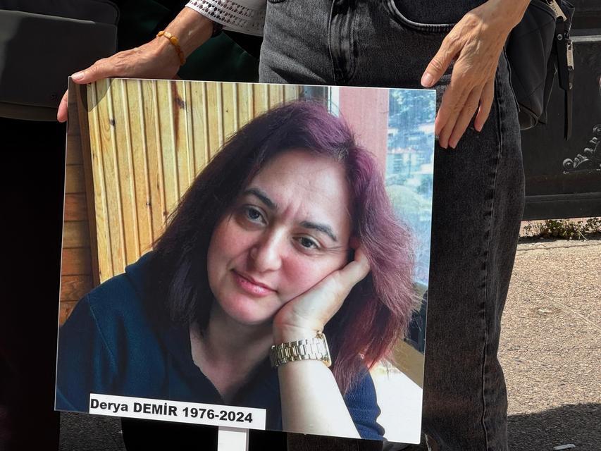 DERYA ÖĞRETMENİ KATLEDEN MESLEKTAŞI, AĞIRLAŞTIRILMIŞ MÜEBBETLE YARGILANMAYA BAŞLADI OLAYDAN SONRA DERYA ÖĞRETMENİN ÇOCUKLARININ OLDUĞU KARŞI DAİREYE DE ONLAR UYURKEN GİRDİĞİNİ MAHKEMEDE İTİRAF EDEN SANIK MURAT O., ÜZERİNDEKİ NAKİT PARANIN AZALMASI NEDENİYLE MAKTULÜN ÇANTASINI ALARAK DAİREDEN ÇIKTIĞINI SÖYLEDİ