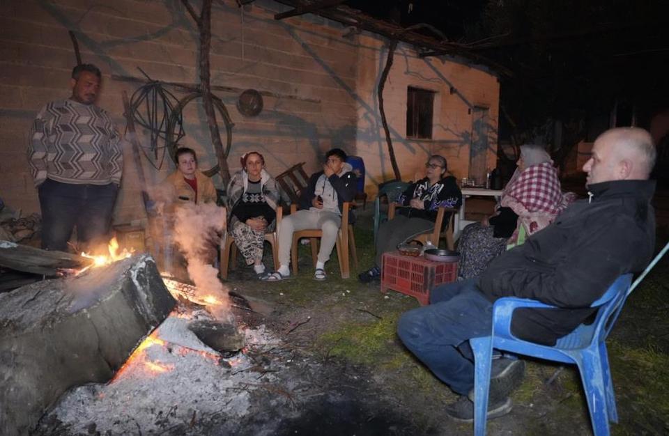 5.1’lik deprem sonrası vatandaşlar geceyi dışarıda geçirdi