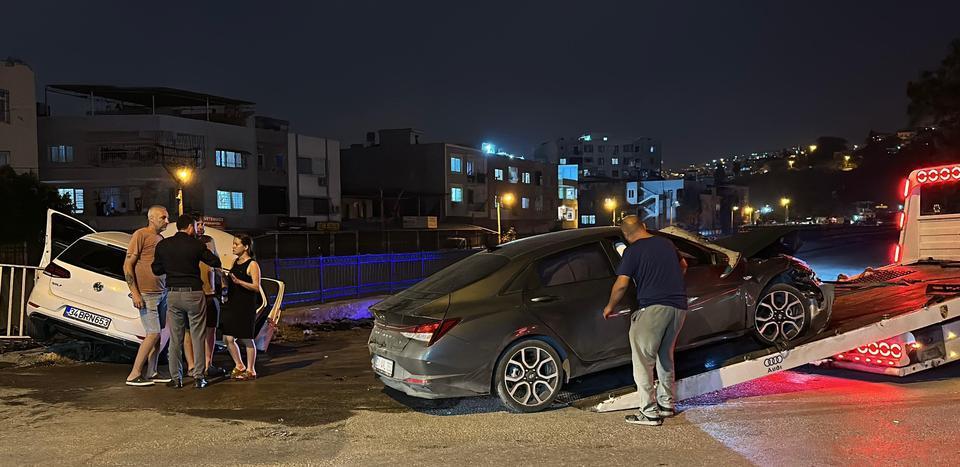 İki otomobil çarpıştı: 4 yaralı