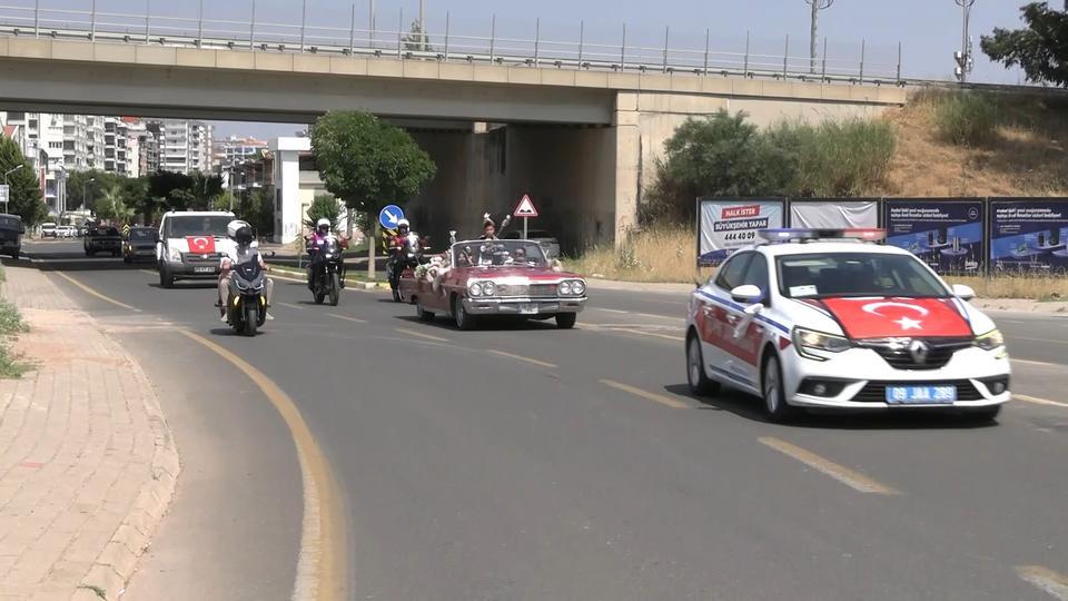 HEM TEŞKİLAT GURURUNU HEM BABA SEVİNCİNİ BİR ARADA YAŞADI GAZİ ASTSUBAY AKGÜL'ÜN OĞULLARI JANDARMA ARAÇLARI İLE ŞEHİR TURU ATTI