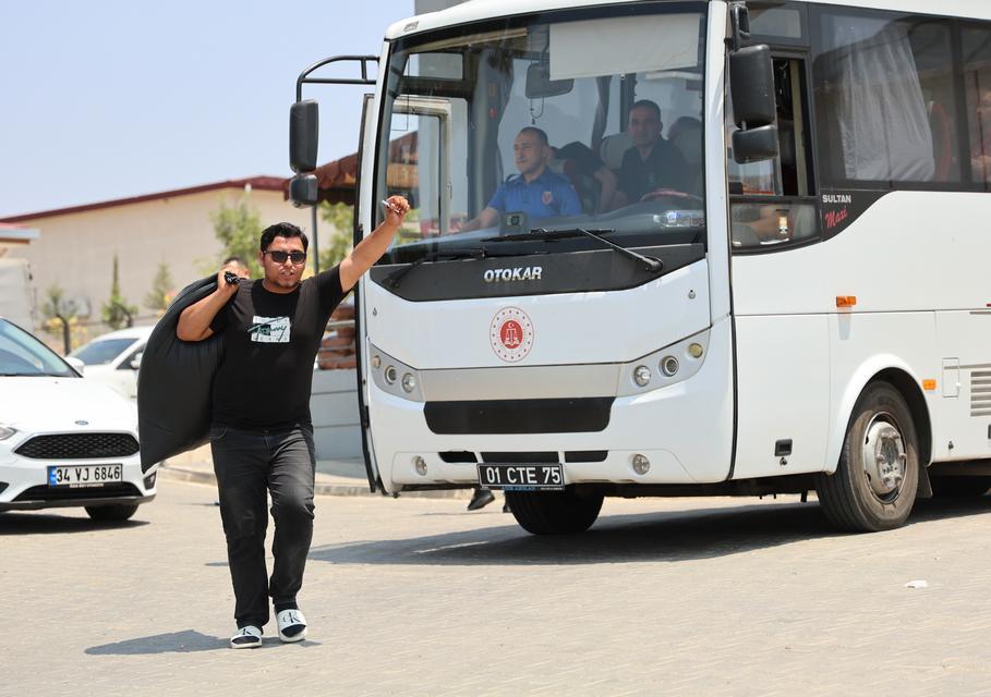 ADANA'DA TAHLİYELER BAŞLADI: CEZAEVİNDEN ÇIKANLAR YAKINLARIYLA HASRET GİDERDİ