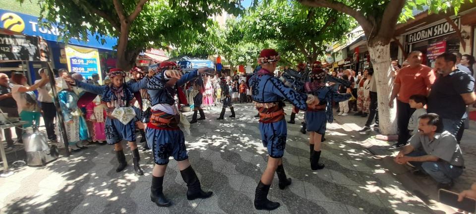 İNCİRLİOVA'DA KURSİYERLER HÜNERLERİNİ SERGİLEDİ