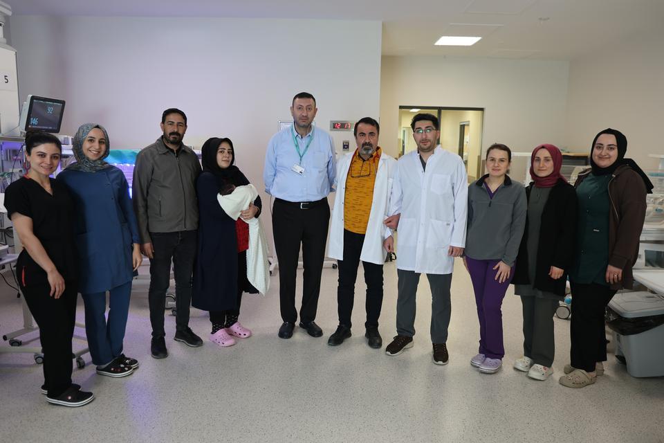 DOĞUŞTAN YEMEK BORUSU OLMAYAN 4 GÜNLÜK BEBEK, ELAZIĞ'DA HAYATA TUTUNDU ŞANLIURFA'DAN ELAZIĞ'A UZANAN UMUT HİKAYESİ