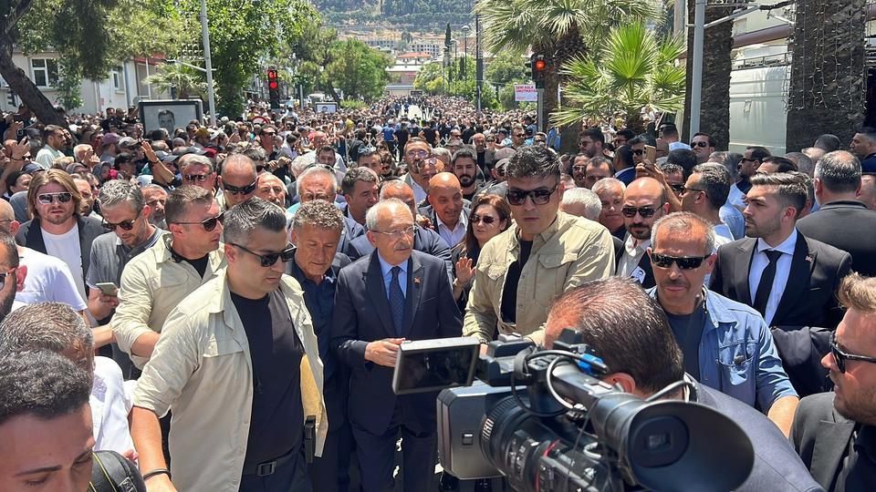 BİNLERCE MANİSALI, FERDİ BAŞKANLARINI GÖZYAŞLARIYLA UĞURLADI MANİSA TARİHİNİN EN KALABALIK CENAZE TÖRENİNDE GÖZYAŞLARI SEL OLDU