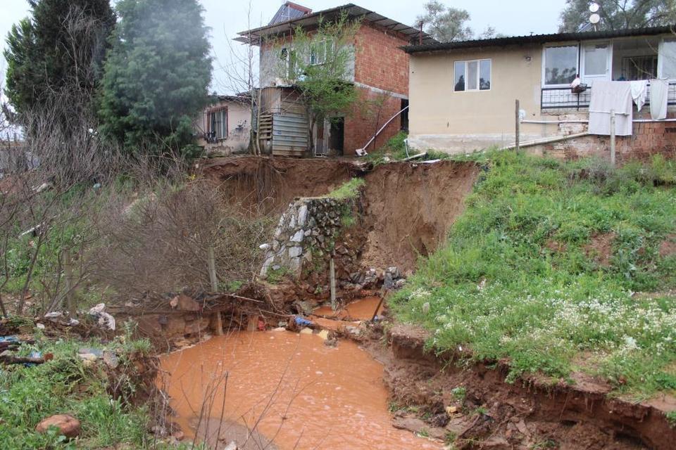 Aydın'da taşan dere toprak kaymasına sebep oldu