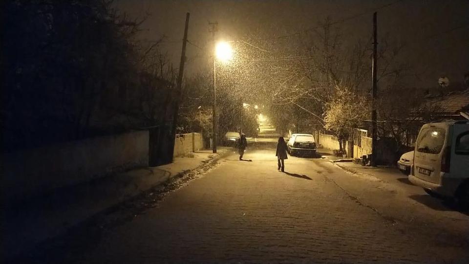 Aydın'ın komşusunda yağan lapa lapa kar araçları yolda bıraktı