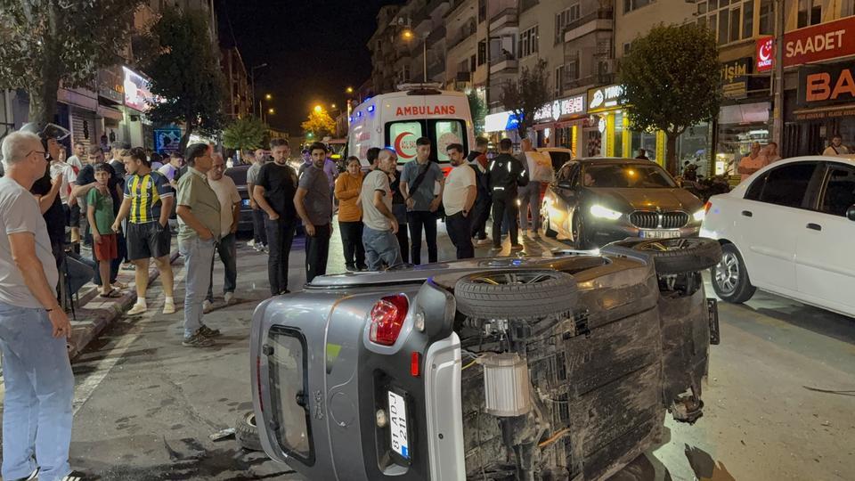 Kaza anında kaldırımdaki 3 kişi son anda kurtuldu