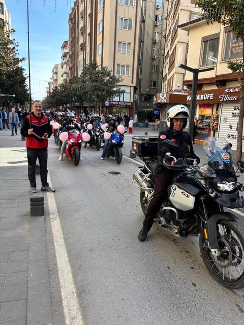 Meme kanserine dikkat çekmek için motosiklet turu attılar