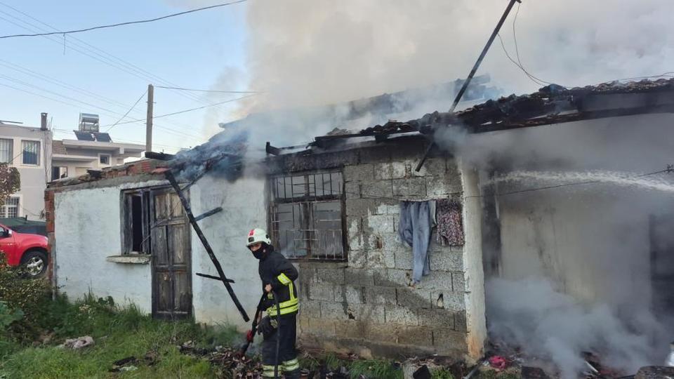 Müstakil evde çıkan yangında 1 kişi dumandan etkilendi