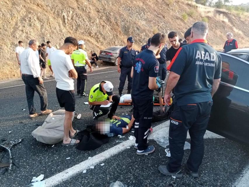 Otomobiller çarpıştı: 1'i ağır 6 yaralı