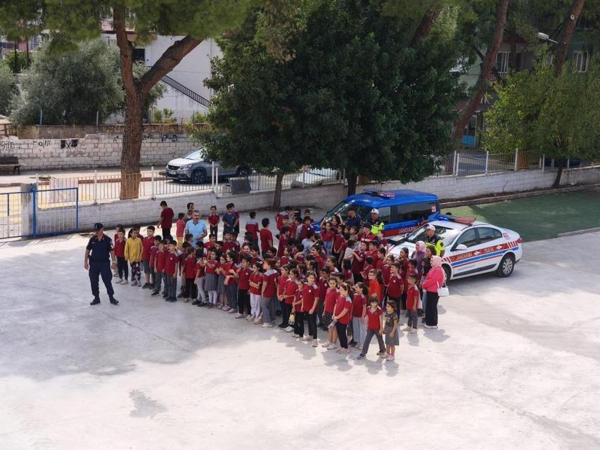 Buharkent’te Jandarma, minik öğrencilere görevlerini anlattı