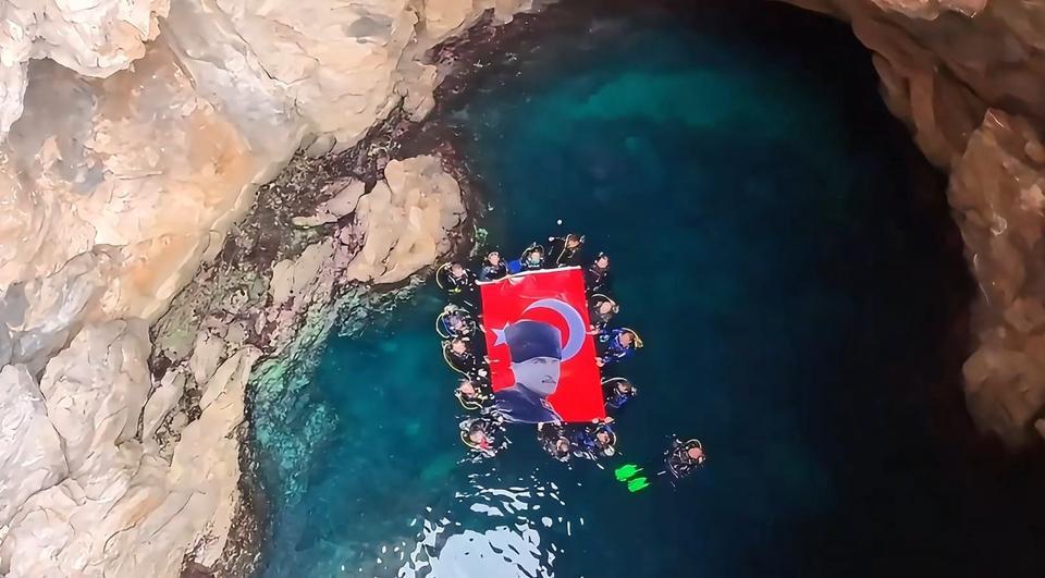 19 Mayıs ruhu su altında yaşatıldı