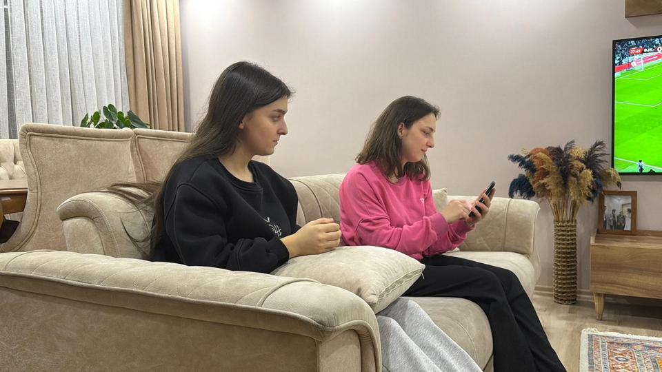 ARTVİN'DE ARALARINDA 11 YAŞ OLAN KARDEŞLERİN TELEFONLARININ YÜZ TANIMA ŞAŞKINLIĞI ARALARINDA 11 YAŞ FARK BULUNAN İKİ KARDEŞİN AYNI TELEFONU YÜZ TANIMA ÖZELLİĞİYLE AÇABİLMESİ, GÜVENLİK ENDİŞELERİNİ GÜNDEME GETİRDİ