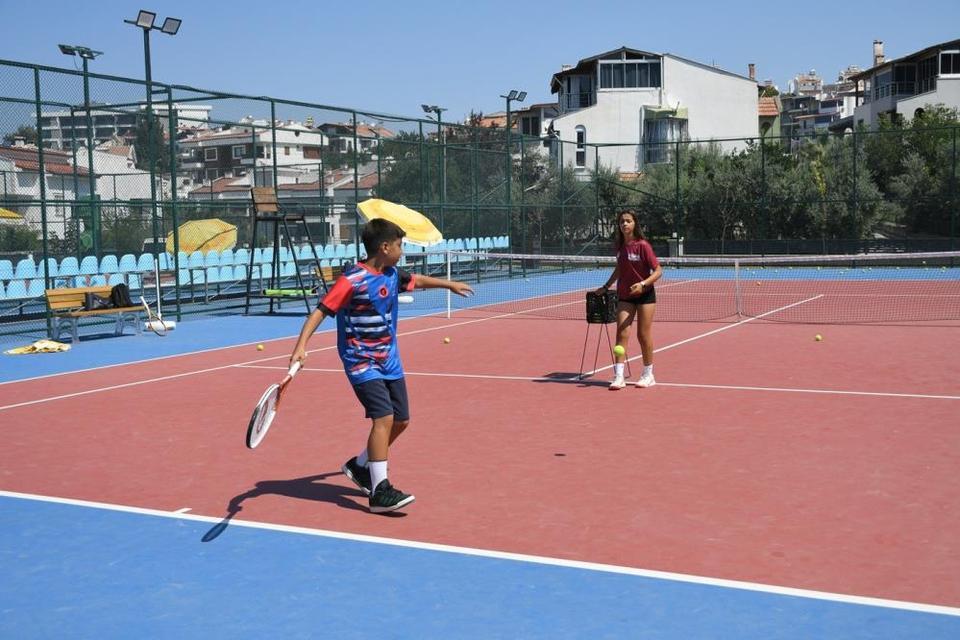 Kuşadası Belediyesi’nden geleceğin sporcularına eğitim desteği