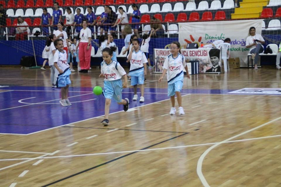 MİNİK ELLER HENTBOL ŞENLİĞİNDE ÖDÜLLER SAHİPLERİNİ BULDU