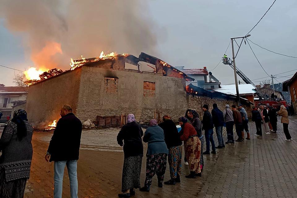 Ahır yangını korkuttu