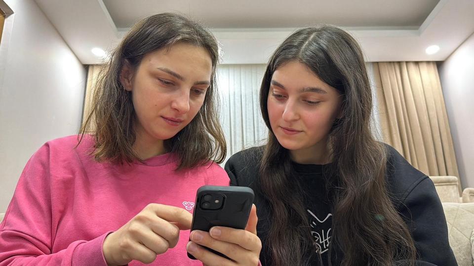 ARTVİN'DE ARALARINDA 11 YAŞ OLAN KARDEŞLERİN TELEFONLARININ YÜZ TANIMA ŞAŞKINLIĞI ARALARINDA 11 YAŞ FARK BULUNAN İKİ KARDEŞİN AYNI TELEFONU YÜZ TANIMA ÖZELLİĞİYLE AÇABİLMESİ, GÜVENLİK ENDİŞELERİNİ GÜNDEME GETİRDİ