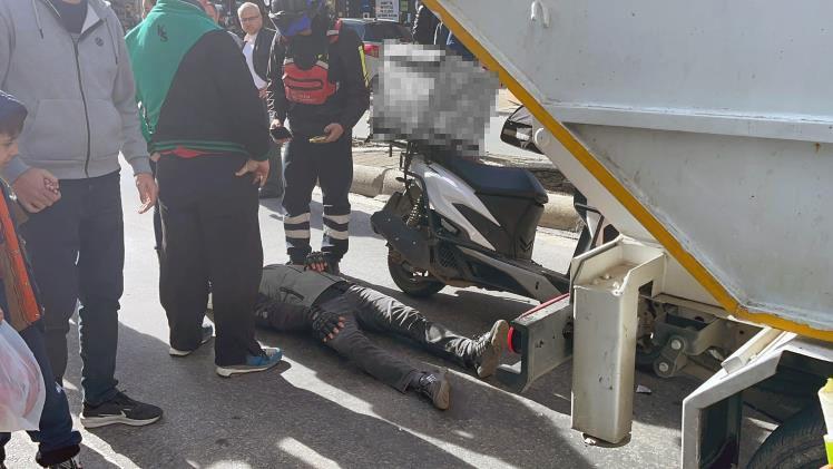 Çöp kamyonuna çarpan motokurye yaralandı