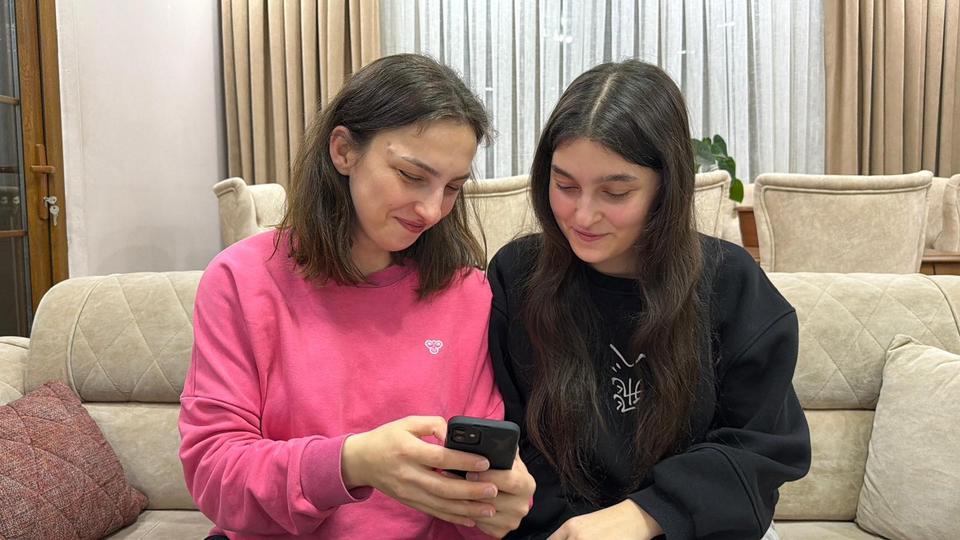 ARTVİN'DE ARALARINDA 11 YAŞ OLAN KARDEŞLERİN TELEFONLARININ YÜZ TANIMA ŞAŞKINLIĞI ARALARINDA 11 YAŞ FARK BULUNAN İKİ KARDEŞİN AYNI TELEFONU YÜZ TANIMA ÖZELLİĞİYLE AÇABİLMESİ, GÜVENLİK ENDİŞELERİNİ GÜNDEME GETİRDİ