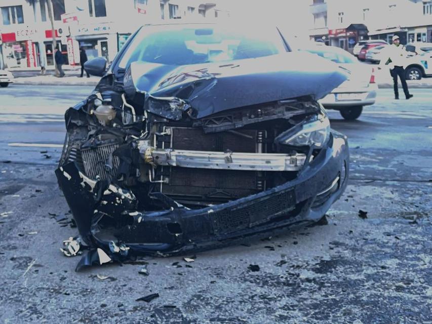 Otomobil ile motosiklet kafa kafaya çarpıştı