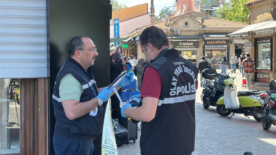 UŞAK'TA KUYUMCUYA SİLAHLI SALDIRI DÜZENLEYEN 19 YAŞINDAKİ GENÇ 2 KİŞİYİ YARALADI