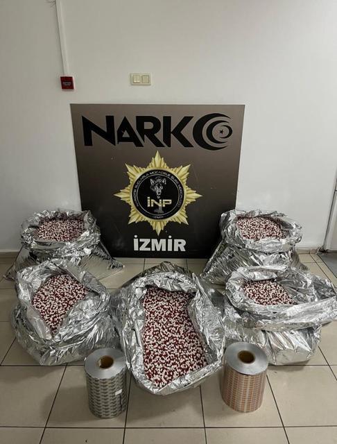 İZMİR'DE ZEHİR TACİRLERİNE DEV DARBE: 11 MİLYONDAN FAZLA UYUŞTURUCU HAP ELE GEÇİRİLDİ